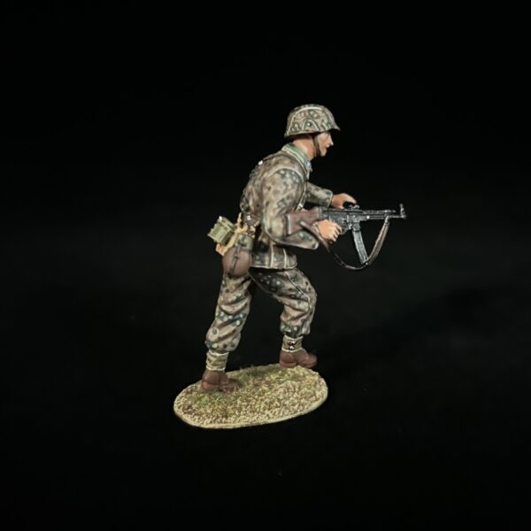 NO031 Waffen-SS STG44 Gunner Charging - Image 2