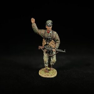 NO032 Waffen-SS STG44 Gunner Charging Officer
