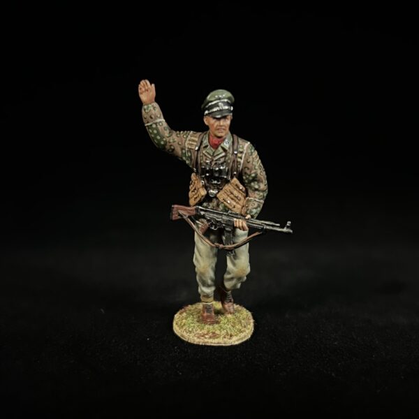 NO032 Waffen-SS STG44 Gunner Charging Officer